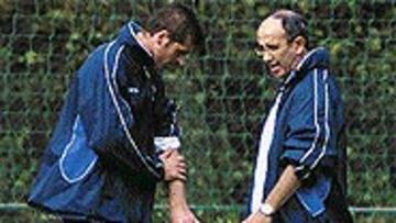 <B>ROMERO AÚN TIENE LA MANO INFLAMADA</B>. La picadura de una cría de víbora en el aeropuerto de Pamplona le ha salido cara a Romero, que ha sido descartado por Irureta.