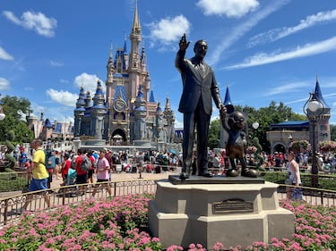 Se gana la vida descubriendo todos los secretos de los parques Disney: esto es lo que siempre lleva encima cuando los visita