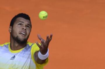 Jo-Wilfried Tsonga sirve contra Fernando Verdasco.