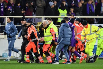 Edoardo Bove, de la Fiorentina, se desplomó al suelo durante el partido entre Fiorentina e Inter