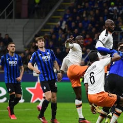 Los aficionados del Valencia que viajaron a Milán, pendientes del coronavirus