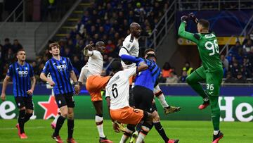 Los aficionados del Valencia que viajaron a Milán, pendientes del coronavirus