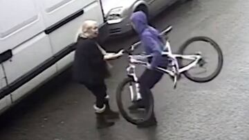 Una abuela de Barnsley se pelea con un ladrón de bicis por una MTB robada.