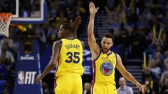 OAKLAND, CA - JANUARY 25: Stephen Curry #30 of the Golden State Warriors congratulates Kevin Durant #35 after he made a basket against the Minnesota Timberwolves at ORACLE Arena on January 25, 2018 in Oakland, California. NOTE TO USER: User expressly acknowledges and agrees that, by downloading and or using this photograph, User is consenting to the terms and conditions of the Getty Images License Agreement.   Ezra Shaw/Getty Images/AFP
 == FOR NEWSPAPERS, INTERNET, TELCOS &amp; TELEVISION USE ONLY ==
