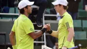 Fernando Verdasco felicita a Andy Murray al finalizar el partido.