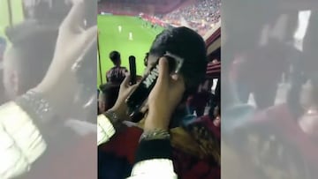 Un hincha no quería perderse ningún momento del partido, decidiendo así hacerse un corte de cabello en las tribunas.