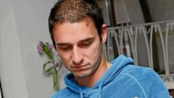 <b>CANSADO. </b>Andrija Delibasic ojea el AS durante las 'Tertulias 5 estrellas', ayer en el hotel Hospes Amérigo.