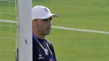 <b>PENSATIVO. </b>Antonio Calderón planea varios cambios de cara al partido con el Numancia.