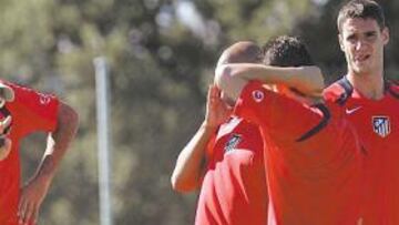 <b>LAS INDICACIONES DE BIANCHI. </b>Colsa, Pablo, Luccin atienden las explicaciones de Carlos Bianchi, que quiere mayor agresividad en el centro del campo.