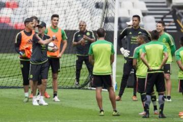 Foto durante el reconocimiento de Cancha del estadio Azteca por parte de la Seleccion Nacional de Mexico, previo al partido en contra de El Salvador, Partido Correpondiente a las Eliminatorias CONCACAF para el Mundial de Rusia 2018.

12/11/2015/ MEXSPORT / Omar Martinez.