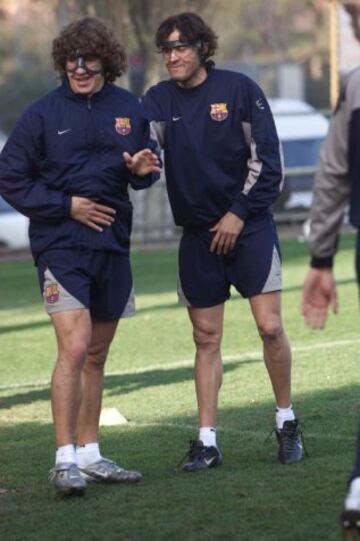 Los jugadores del barcelona Carles Puyol y Luis Enrique coincidieron con máscara en la temporada 2003/2004.