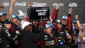 DAYTONA BEACH, FLORIDA - FEBRUARY 15: Tyler Reddick, driver of the #45 Chumba Casino Toyota, and Michael Jordan, NBA Hall of Famer and co-owner of 23XI Racing lift the Harley J. Earl Trophy in victory lane after winning the NASCAR Cup Series Daytona 500 at Daytona International Speedway on February 15, 2026 in Daytona Beach, Florida. Chris Graythen/Getty Images/AFP (Photo by Chris Graythen / GETTY IMAGES NORTH AMERICA / Getty Images via AFP)