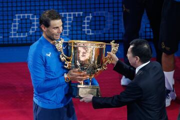 Rafa Nadal recibe el trofeo de vencedor del Open de China.