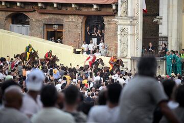 El Palio de Siena (Palio di Siena) es una carrera de caballos de origen medieval que enfrenta a los distritos de la ciudad de Siena dos veces al a?o. La primera carrera se celebra el dos de julio (Palio di Provenzano) y la segunda el 16 de agosto (Palio d