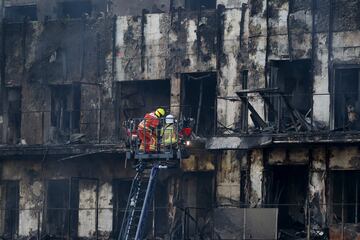 Bomberos trabajan sin descanso en el edificio incendiado.