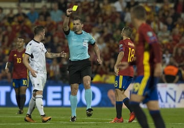 Referee Aleksei Eskov books Taulant Xhaka.