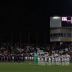 Una muñeca de porcelana con los ojos cerrados