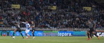 2-1. Carlos Vela marca el gol de la victoria en el minuto 90.