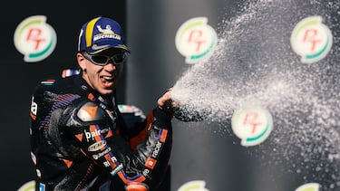Marco Bezzecchi en el podio del Gran Premio de Tailandia de MotoGP.