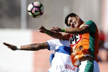 Futbol, Cobresal vs Universidad Catolica
Septima fecha, campeonato de clausura 2016/17
El jugador de Cobresal Miguel Escalona, derecha, disputa el balon con Santiago Silva de Universidad Catolica durante el partido de primera division en el estadio El Cobre de El Salvador, Chile.
19/03/2017
Andres Pina/Photosport
***********
Football, Cobresal vs Universidad Catolica
7th date, Clousure Championship 2016/17
Cobresal's player Miguel Escalona, right, battles for the ball against Santiago Silva of Universidad Catolica during the first division football match at the El Cobre stadium in El Salvador, Chile.
19/03/2017
Andres Pina/Photosport