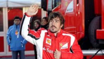 <b>CERCANO. </b>Alonso ha correspondido al cariño de los aficionados.