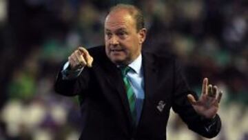 El entrenador del Betis, Pepe Mel, durante el encuentro correspondiente a la vigésimo séptima jornada de primera división, que disputan esta noche frente a Osasuna en el estadio Benito Villamarín de Sevilla.