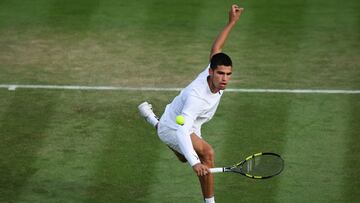 El tenista espa?ol Carlos Alcaraz devuelve una bola durante su partido ante Tallon Griekspoor en el torneo de WImbledon 2022.