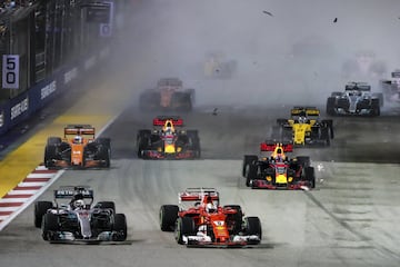 Verstappen toca a Raikkonen y éste se lleva por delante a Vettel que sigue a duras penas. La inercia del Ferrari del finlandés hace un recto en la primera curva y se atropella al Mclaren de Alonso que se puso 3º en la salida.