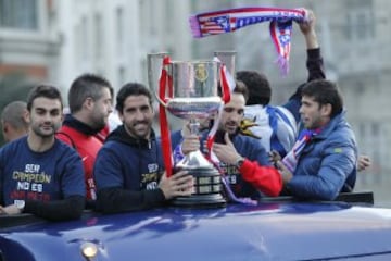 Raúl García celebra la Copa del Rey de 2013.