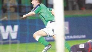 <B>POR LOS SUELOS</B>. Irlanda del Norte derrotó a Inglaterra con este tanto de Healey.