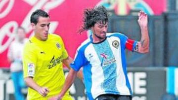 <b>ENFRENTAMIENTO.</b> Tote protege un balón durante el partido del pasado sábado ante el Villarreal B.