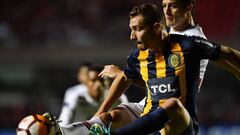 Marco Ruben (L) of Argentina&#039;s Rosario Central, vies for the ball with Anderson Martins (R) of Brazil&#039;s Sao Paulo, during their 2018 Copa Sudamericana football match held at Morumbi stadium, in Sao Paulo, Brazil, on May 9, 2018. / AFP PHOTO / NE