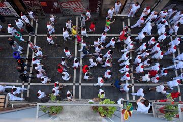 Este 7 de julio ser¨¢n los toros de la ganader¨ªa N¨²?ez del Cuvillo los que recorran las calles de la capital navarra. De esta forma comienza as¨ª el primero de los ocho encierros de las fiestas.