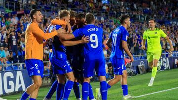 GETAFE (MADRID), 28/08/2023.- Los jugadores del Getafe celebran tras marcar ante el Alavés, durante el partido de LaLiga que disputan este lunes Getafe CF y Deportivo Alavés en el Coliseum Alfonso Pérez. EFE/Fernando Alvarado