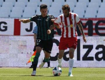 El jugador del Almería Aleix Vidal (d) disputa un balon con el jugador de Betis Juan Carlos Pérez, durante el encuentro de liga de Primera División que se esta disputando esta mañana en el estadio de los juegos Mediterraneos de Almería. 