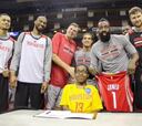 Los Rockets fichan a un chico con un trastorno muscular