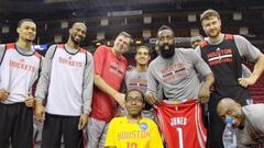 Los Rockets fichan a un chico con un trastorno muscular