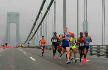 El grupo de corredores profesionales a su paso por el Verrazano-Narrows Bridge.