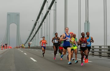 El grupo de corredores profesionales a su paso por el Verrazano-Narrows Bridge.