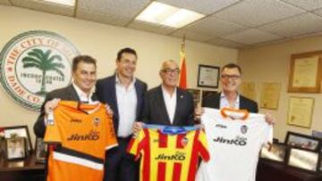 El presidente del Valencia con responsables del Ayuntamiento de Miami.