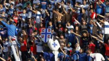 Hinchas de Universidad Catolica, alientan a su equipo durante el partido valido por la primera fecha del Campeonato Apertura 2014-2015 entre Universidad Catolica vs Antofagasta jugado en el Estadio San Carlos de
