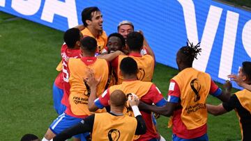 Los jugadores de Costa Rica felicitan a Fuller.