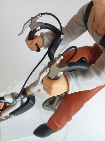 Figura de Gohan en bicicleta por Banpresto