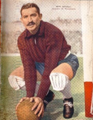 El arquero René Quitral debutó con 37 años y 62 días, el 22-09-1957 ante Bolivia 2-1 por Eliminatorias de Copa del Mundo.