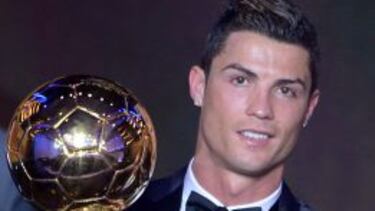 Cristiano posa con el Balón de Oro.