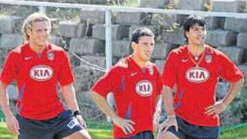 <b>ESPERANZA OFENSIVA. </b>Forlán, Maxi y Agüero formarán junto a Simao la delantera atlética en Murcia.