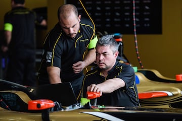 Mecánicos del equipo Techeetah.