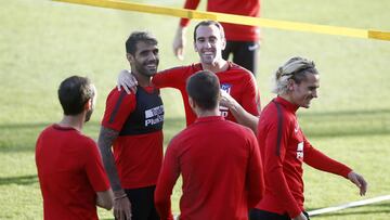 Godín recibe la felicitación de sus compañeros.