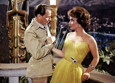 El actor estadounidense Frank Sinatra con Gina Lollobrigida en una escena de la película "Cuando hierve la sangre" (1959).
