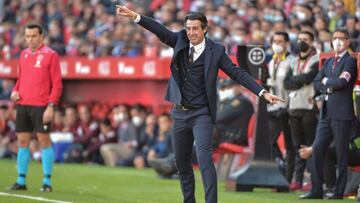 Villarreal's Spanish coach Unai Emery gestures during the Spanish League football match between Sevilla FC and Villarreal CF at the Ramon Sanchez Pizjuan stadium in Seville on December 4, 2021. (Photo by CRISTINA QUICLER / AFP)